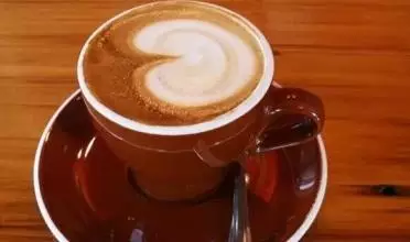咖啡在手边还是热的_手拿着咖啡_手拿咖啡