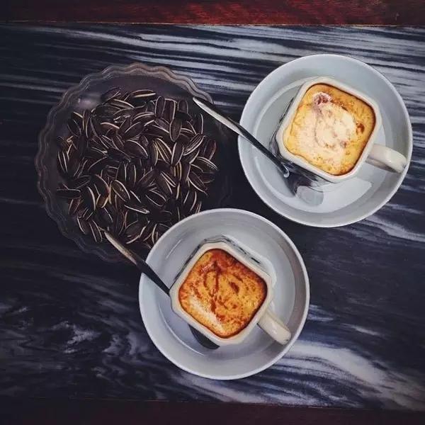 手拿咖啡_咖啡在手边还是热的_手拿着咖啡