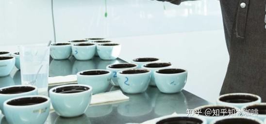 手拿着咖啡_手拿咖啡_咖啡拿手上的图片