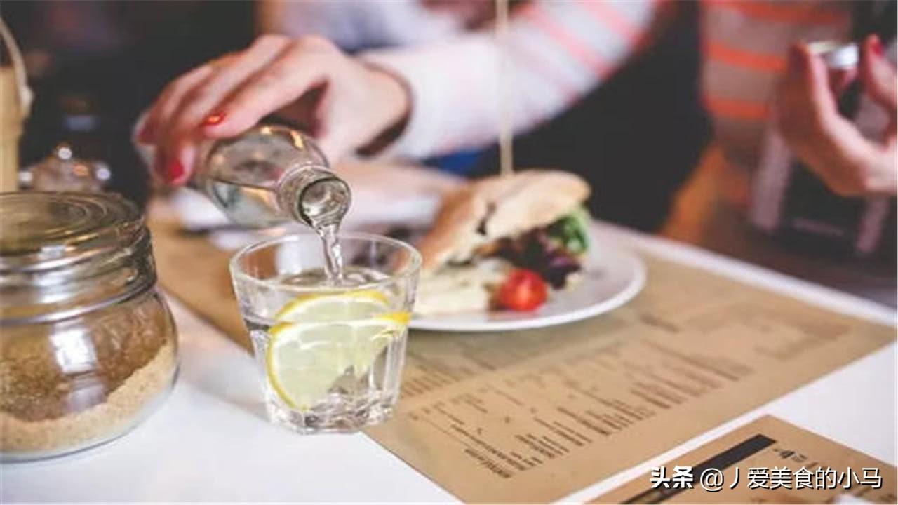 餐桌西餐垫怎么办_西餐的餐桌_餐桌西餐礼仪感想200字